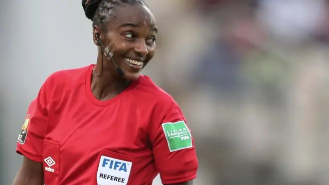 Salima Mukansanga officiant lors de la Coupe d'Afrique des Nations 2021.