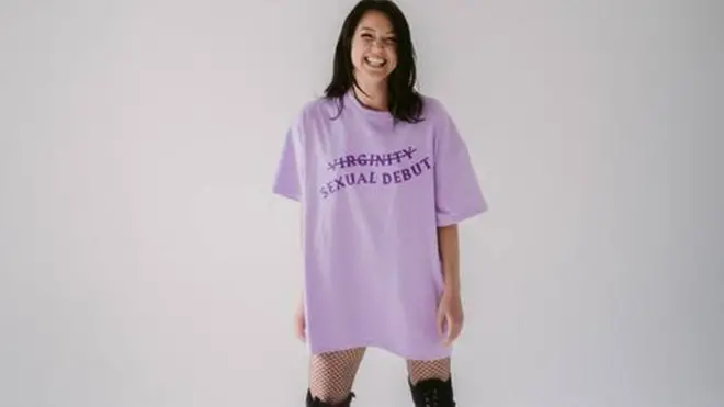 Mulher com camiseta que diz debut sexual