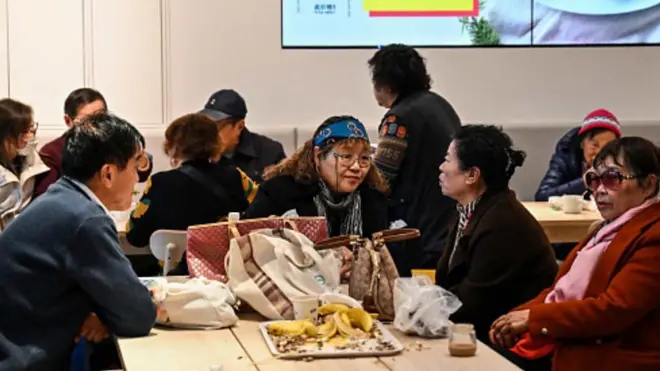 上海徐汇的宜家餐厅内,几名老年人在这里相亲交友