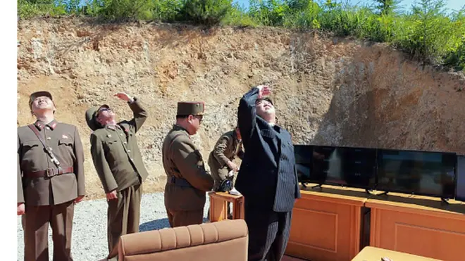 Chủ tịch Kim Jong-un xem hỏa tiễn Hwasong-14 bắn lên hôm tháng 7