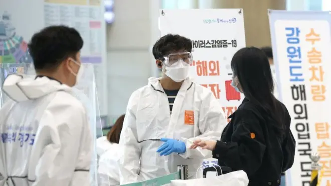 30일 오후 인천국제공항 입국장에서 검역 관계자들이 입국자들에게 안내를 하고 있다