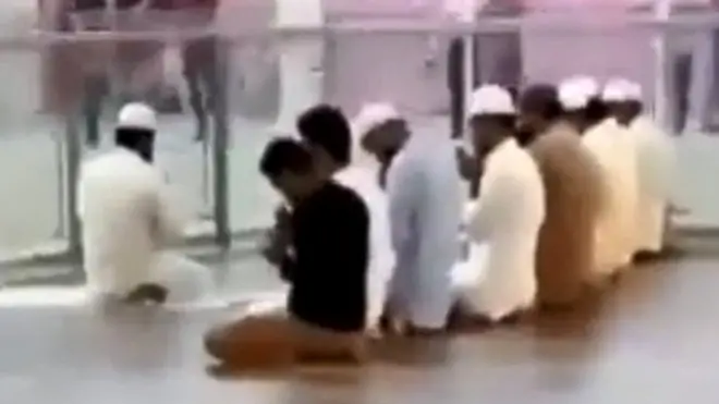 لکھنؤ میں حال ہی میں کھولے گئے ایک مال میں چند افراد کی 'نماز' ادا کرنے کی ایک ویڈیو نے ہندو دائیں بازو کی توجہ مبذول کرائی ہے