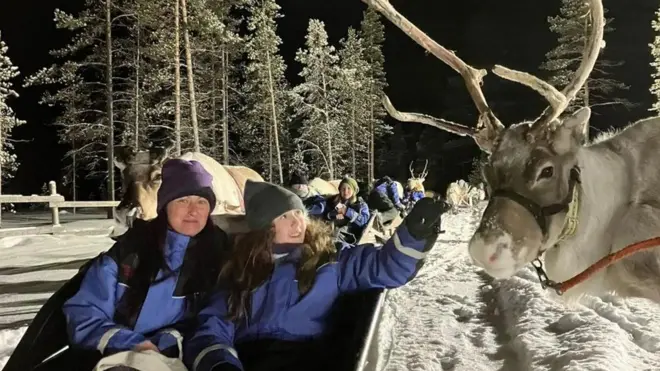 Devojčica je sa majkom uživala u sankanju sa irvasima