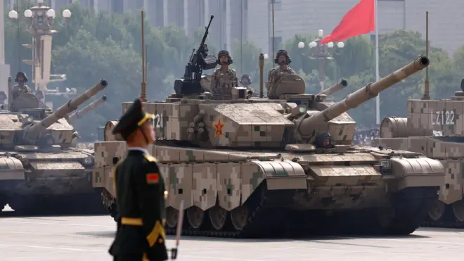 醱�ʽ�ϣ�һ��ʿ��վ��ǰ���У�̹���d��ʿ���͘�֦��^���᷽��һ���Ї����졣