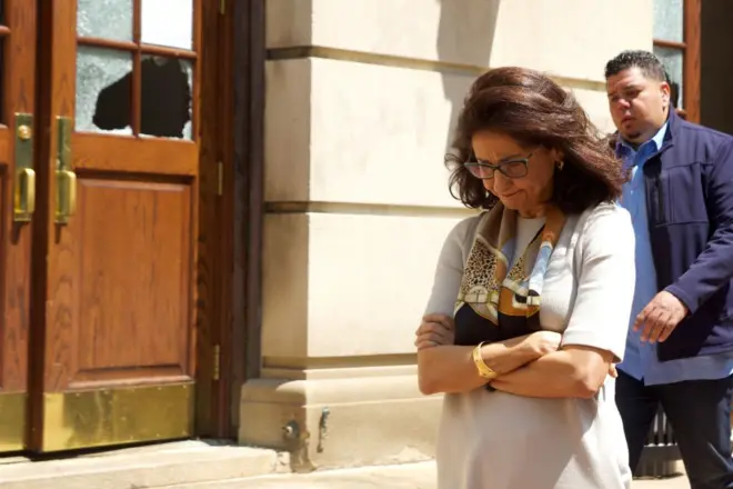 رئيسة جامعة كولومبيا السابقة نعمت شفيق في حرم الجامعة في 1 مايو 2024 في مدينة نيويورك