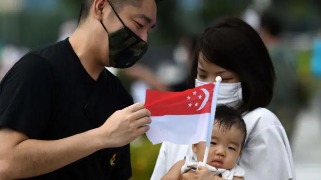 Pemerintah Singapura memberikan insentif kepada warganya untuk mendongkrak tingkat kelahiran.