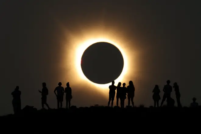 Pomračenje sunca u Španiji i siluete ljudi