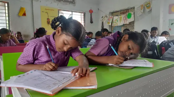 ప్రాథమిక పాఠశాలల్లో విద్యార్థుల చేరికలు కనిపించకపోవడంతో ఏపీ ప్రభుత్వ పాఠశాలల విద్యార్థుల సంఖ్య పడిపోతోంది