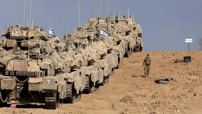 Tanques de guerra enfileirados na faixa de Gaza.