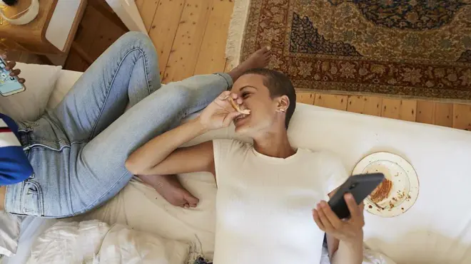 Хлопець і дівчина в ліжку