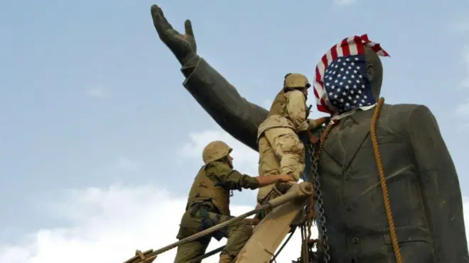 9 अप्रैल, 2003 को इराक के बगदाद में अमेरिकी सैनिक मध्य बगदाद में दाखिल हुए और उन्होंने सद्दाम हुसैन की प्रतिमा को गिरा दिया. अमेरिकी मरीन की तीसरी बटालियन, चौथी रेजिमेंट के सदस्य इराकियों के साथ इस जश्न में शामिल हुए.