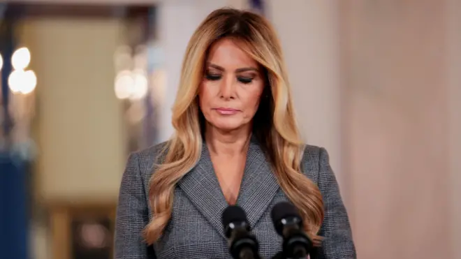 Melania Trump ofrece declaraciones desde el Gran Vestíbulo de la Casa Blanca.
