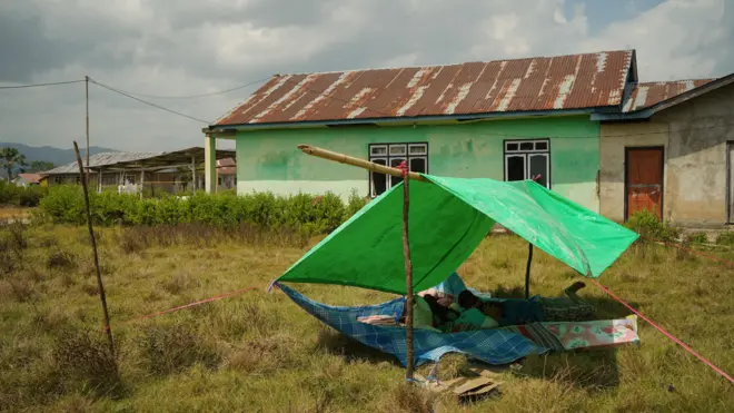 Warga berada di tenda pengungsian korban gempa di Desa Golo Sepang, Boleng, Manggarai Barat, Nusa Tenggara Timur, Kamis (20/8/2026). Warga terdampak memilih untuk mengungsi secara mandiri dengan mendirikan tenda darurat karena menderita trauma berat akibat gempa susulan yang sering terjadi.