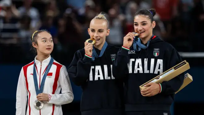 चीन की जिमनास्ट झोउ याकिन मेडल पाने के बाद