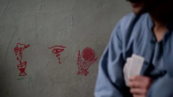 یک بیمار مبتلا به ایدز در حالی که چهره او به گونه نیمرخ است و زیاد مشخص نیست. در توضیح عکس نوشته شده که مبتلا به مواد مخدر بوده است