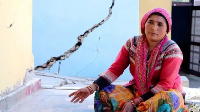 महिला का मकान धंस रहा है