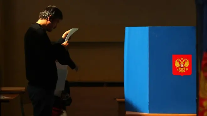 Пресс-служба "Единой России" в Петербурге распространила сообщение о том, что губернаторские и муниципальные выборы проходят организованно и спокойно. Многие наблюдатели с этим не согласились бы