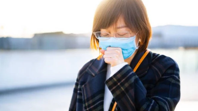 마스크를 쓴 여성