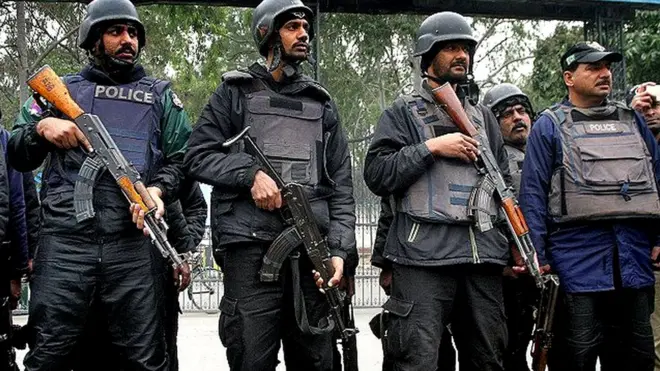 پولیس حکام کے مطابق ہلاک ہونے والے شدت پسندوں کے تین دیگر ساتھی رات کی تاریکی کا فائدہ اٹھاتے ہوئے فرار ہونے میں کامیاب ہوگئے