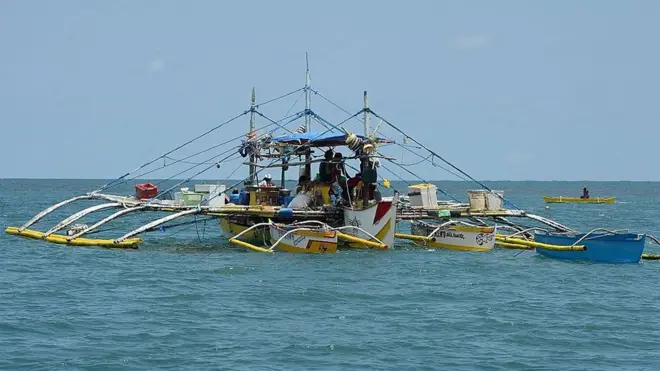 Một số tàu cá Philippines quay lại đánh bắt ở bãi cạn Scarborough khi quan hệ Manila - Bắc Kinh gần đây trở nên thân thiện hơn.