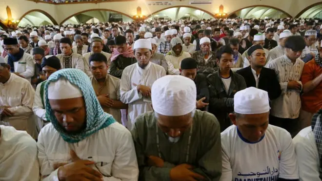 Umat Islam tengah salat berjamah di sebuah masjid.