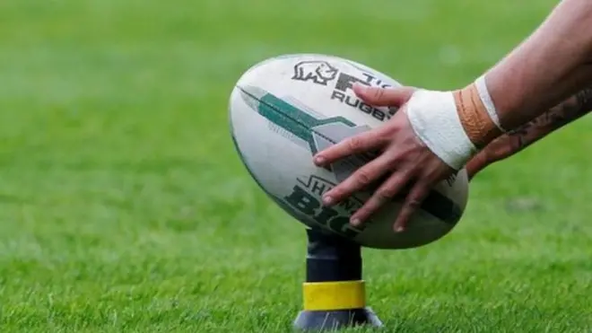 One hand dey holl rugby ball