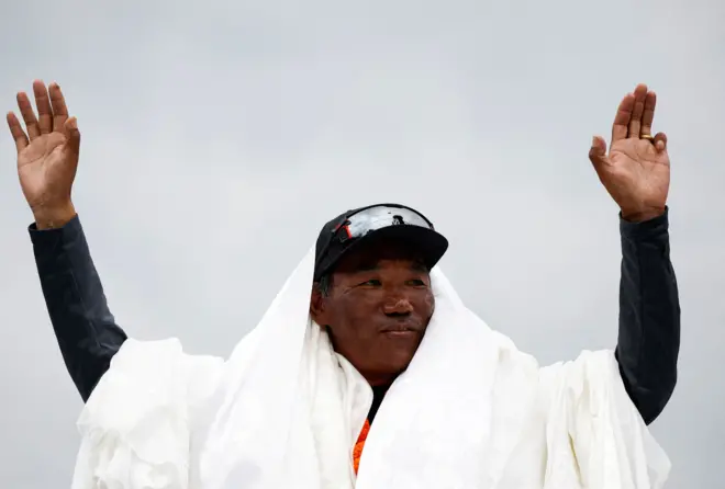 Kami Rita Sherpa, nepalski alpinista, gestykuluje po 28. wejściu na Mount Everest