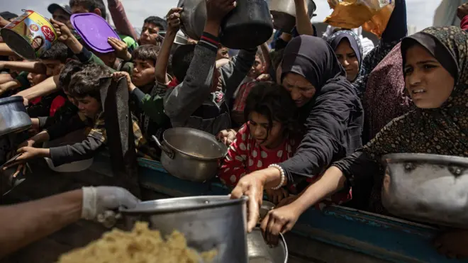 فلسطينيون يحاولون الحصول على طعام في غزة