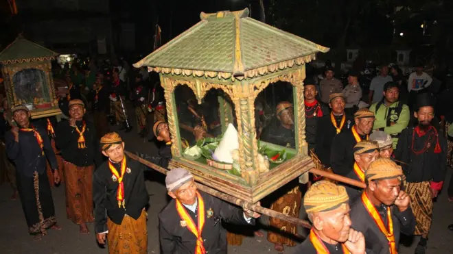 Gunungan nasi tumpeng yang dibawa para abdi dalem keraton.