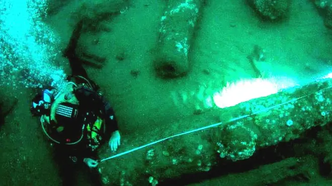 Buzos submarinos miden uno de los cañones