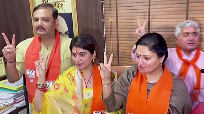 क्रिकेटर रवींद्र जडेजा की पत्नी रिवाबा (दाएं से दूसरी) को बीजेपी ने टिकट दिया है
