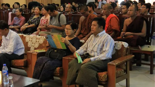 Diskusi masalah Rakhine yang digelar di Rangon pada Juni 2017 dihangatkan oleh perdebatan status Rohingya atau istilah mereka, orang Bengali atau orang Muslim.