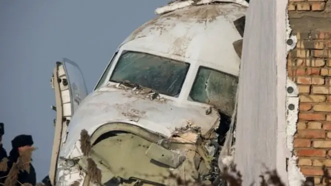 Mabaki ya ndege ya Bek Air ilioanguka nchini kazakhstan mapema siku ya Ijumaa