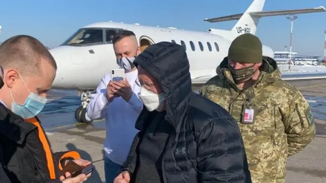 Одному з екскерівників Приватбанку, який перебував на борту і намагався залишити Україну, повідомили про підозру