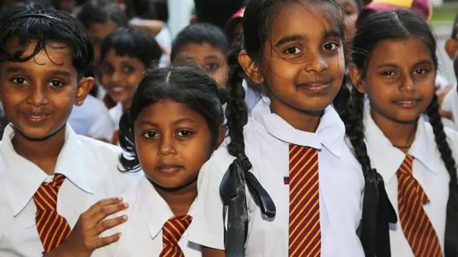 කොවිඩ් වසංගතය ශ්‍රී ලංකාවේ ළමුන්ගේ අධ්‍යාපන රටාව පවා වෙනස් වීමට එක් හේතුවක් වූ අතර බොහෝ විට මාර්ගගත අධ්‍යාපන රටාවට හුරුවීමට දරුවන්ට සිදුවිය.