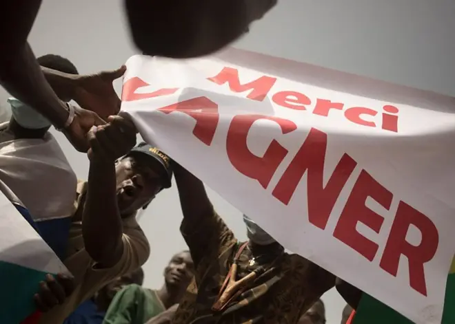 Manifestants maliens avec une banderolle