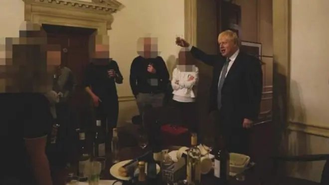 Борис Жонсон бош вазирлиги давридаги базмлардан бирида.