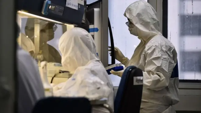 เจ้าหน้าที่ศูนย์โรคติดต่ออุบัติใหม่ จุฬาลงกรณ์มหาวิทยาลัย กำลังตรวจหาเชื้อไวรัสโคโรนาสายพันธุ์ใหม่