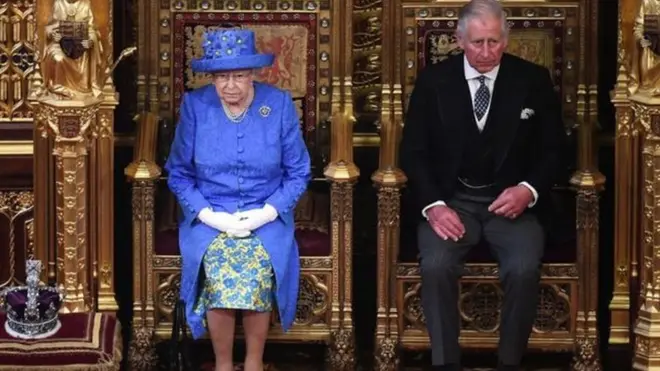 ကြင်ရာတော် ဆေးရုံ တက်နေရလို့ သားဖြစ်သူ အိမ်ရှေ့စံနဲ့ ပါလီမန်ကို ဘုရင်မကြီး ရောက်လာ။