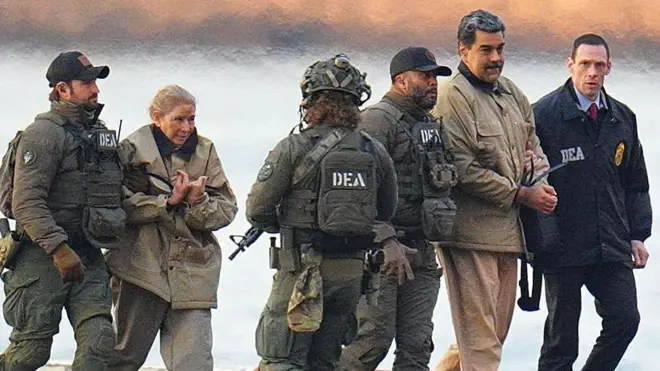 Cilia Flores y Nicolás Maduro son escoltados por agentes federales en Nueva York