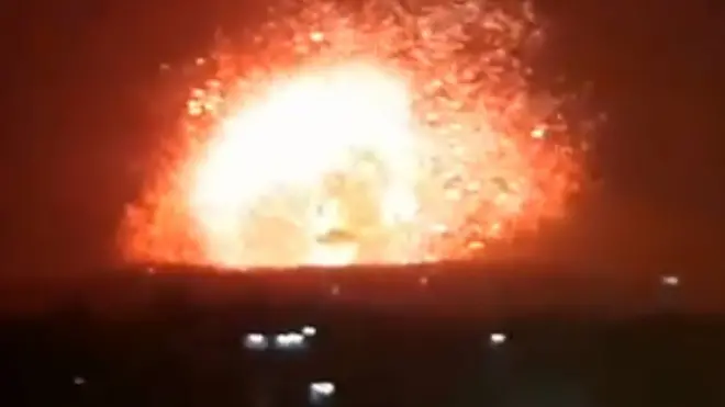 صورة من فيديو يصور انفجارا في حماة ليل الأحد