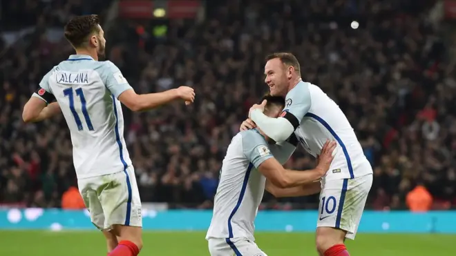 وين روني يهنئ زميله غاري كيهيل بتسجيل الهدف الثالث