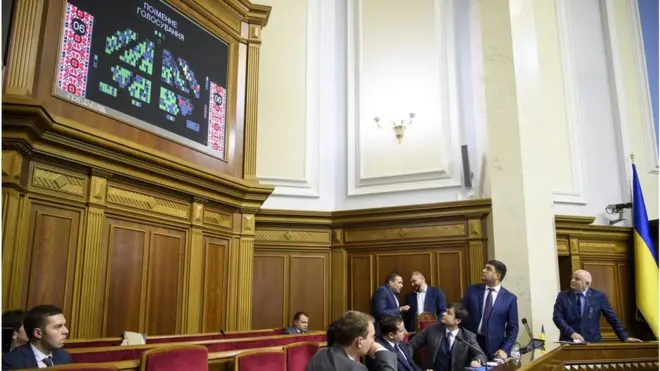 Прем'єр та його міністри уважно стежили за голосуванням депутатів