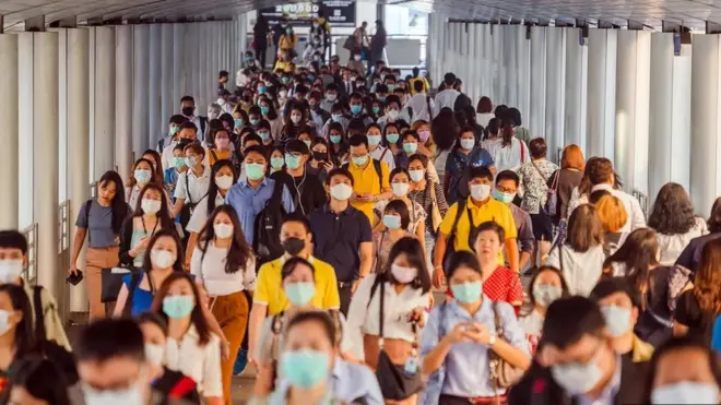 ربما كانت التقارير التي توقعت نزوحا جماعيا محتملا من المدن الكبرى سابقة لأوانها، إذ نفت أبحاث وجود علاقة بين كوفيد-19 وبين الكثافة السكانية