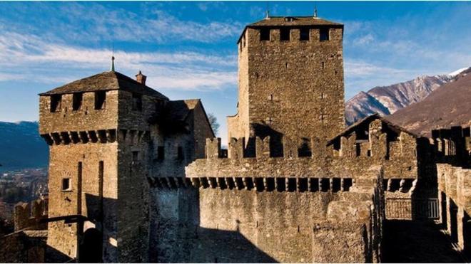 位于瑞士和意大利接壤处的贝林佐纳 (Bellinzona) 城堡的城垛，在中世纪土地战争中意义重大