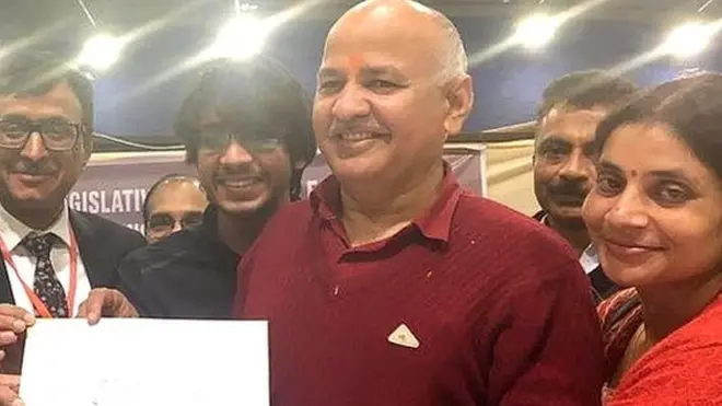 जीत के सर्टिफ़िकेट के साथ मनीष सिसोदिया