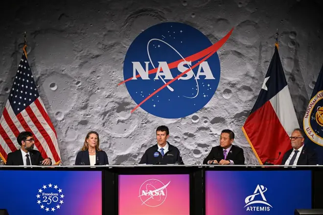 အာကာသယာဉ်မှူးအဖွဲ့သားတွေ ပြန်လည်ဆင်းသက်လာပြီးနောက် နာဆာကသတင်းစာရှင်းလင်းပွဲပြုလုပ် 