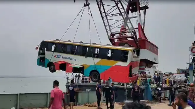 দুর্ঘটনার পর বাসটি উদ্ধারে অভিযান চালায় উদ্ধারকারী জাহাজ হামজা