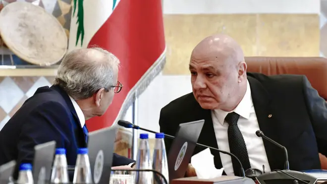 الرئيس اللبناني جوزاف عون (يمين) يتحدث مع رئيس الوزراء اللبناني نواف سلام خلال جلسة لمجلس الوزراء في القصر الرئاسي في بعبدا، لبنان، 5 سبتمبر 2025. من المقرر أن يناقش مجلس الوزراء اللبناني خطة الجيش لنزع سلاح حزب الله بحلول نهاية العام، كجزء من التزام لبنان بموجب اتفاق وقف إطلاق النار الذي توسطت فيه الولايات المتحدة في نوفمبر/ تشرين الثاني 2024.