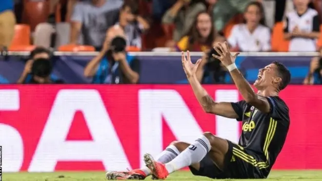 Cristiano Roanldo baada ya kupewa kandi nyekundu